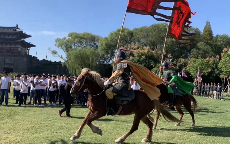 穿越到三国，这1300多人一天都经历了什么？