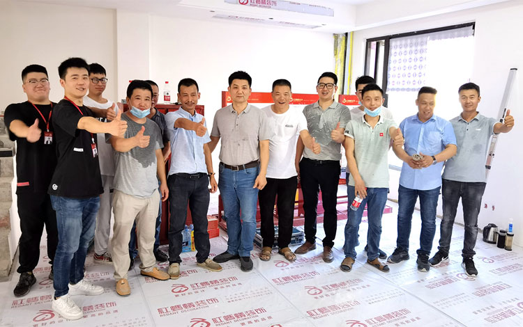 38℃的高温天，他们都聚集到了红蚂蚁工地……